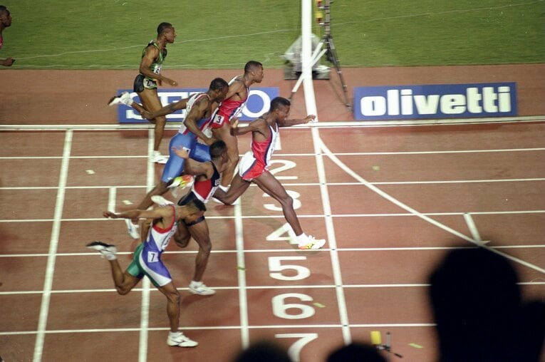 ゴール直前。カール・ルイスが一歩前に出る ©︎Getty Images