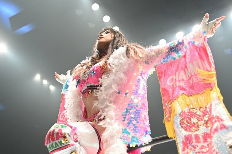 上谷沙弥との一戦を前に、ロープに上がってアピールする白川未奈（クリックすると「この記事の写真」に飛びます。流血等の写真を含みますのでご注意ください）