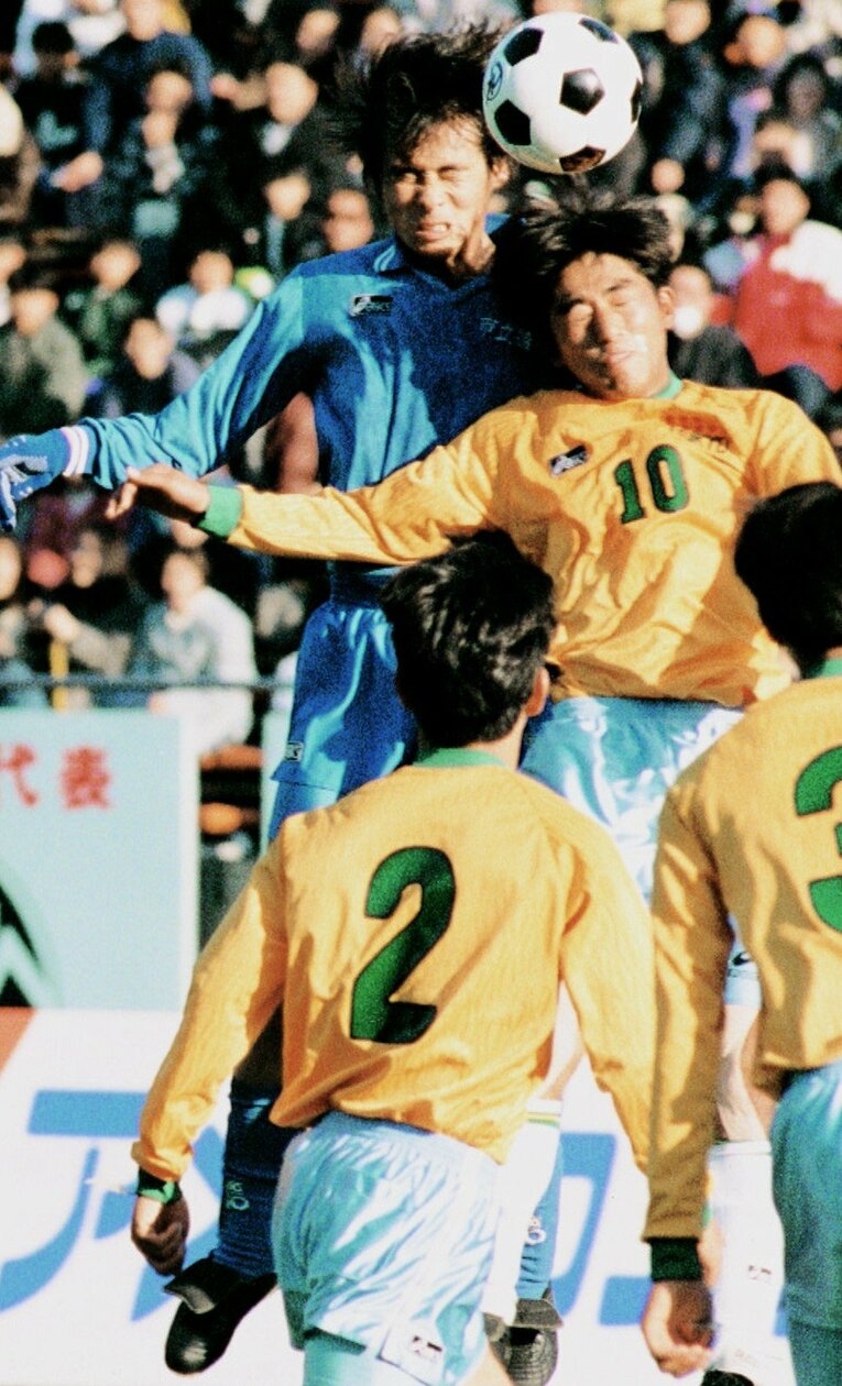 1995年1月8日、市船対帝京の選手権決勝。森崎がヘディングで2点目のゴールを決めたシーン　©KYODO
