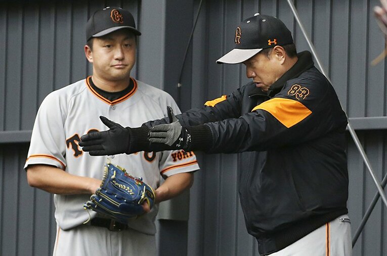 キャンプ中、澤村を指導していた原監督。特に目をかけていた選手の1人だったと言えるだろう。 ／ photograph by KYODO