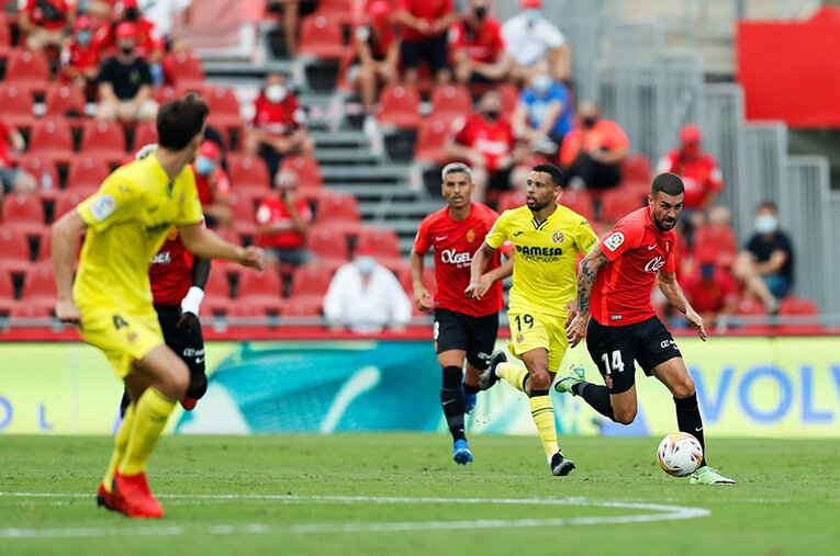 「クボ、ユニフォームちょうだい！」久保建英の“ティキタカ”は地元の子供、タクシー運転手にも人気… ビジャレアル相手に見せた敬意とは〈激写〉(10)