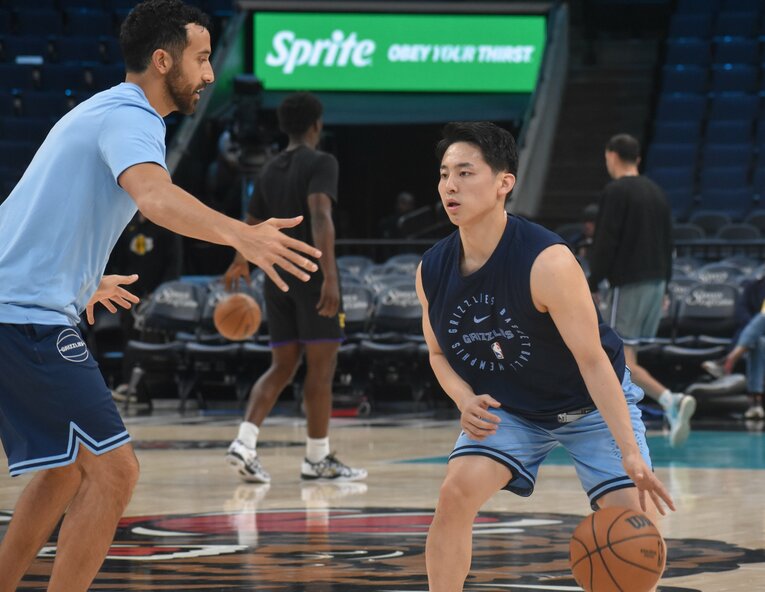 今季、グリズリーズと2ウェイ契約を結んだ河村勇輝。現地ではどんな形で受け入れられ、評価されているのだろうか？©︎JIJI PRESS