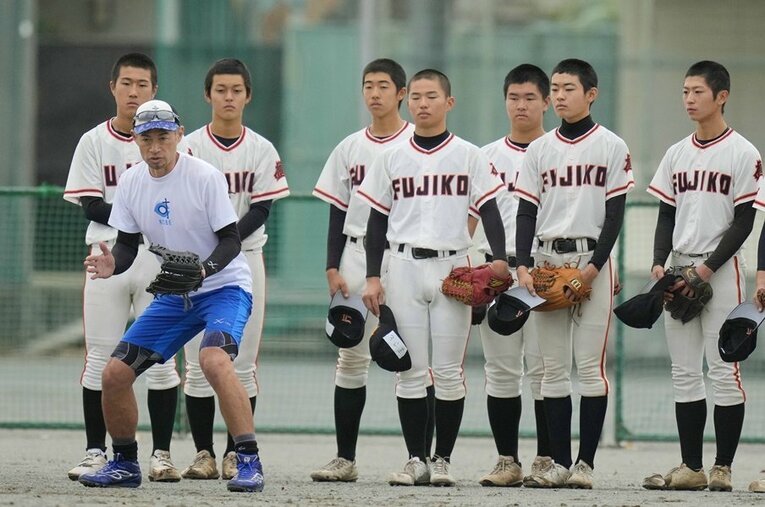 県立富士高校の野球部員に守備練習を指導するイチローさん（代表撮影）。彼ら野球部員は稀有な経験を得て、どんな気づきを得たのか　©JIJI PRESS
