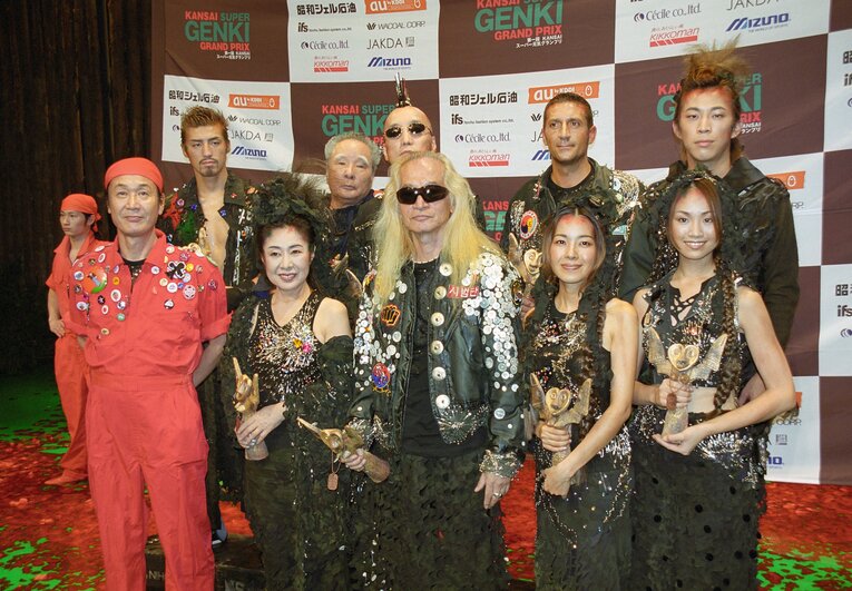 ファッションデザイナー山本寛斎氏がプロデュースしたイベントに出演した大嶋宏成（後列左）©︎JIJI PRESS