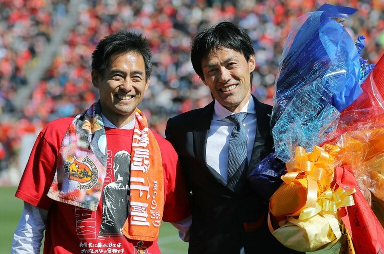 2019年3月、楢崎正剛の引退セレモニーに駆けつけた川口能活。長きにわたって日本代表の正GKの座を争った2人は、強い絆で結ばれていた　©JIJI PRESS