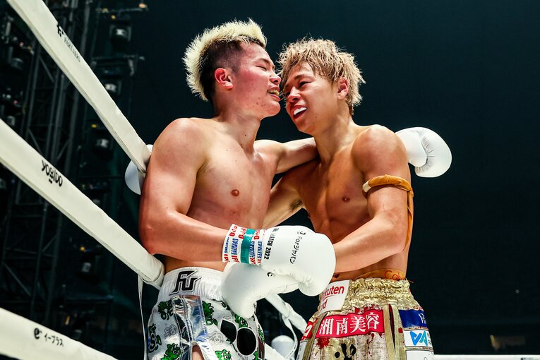 試合終了直後、健闘を称え合う那須川天心と武尊　©THE MATCH 2022/Susumu Nagao