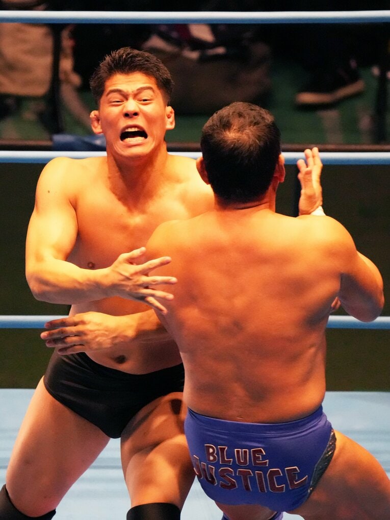 永田裕志にタックルを見舞う安齊勇馬