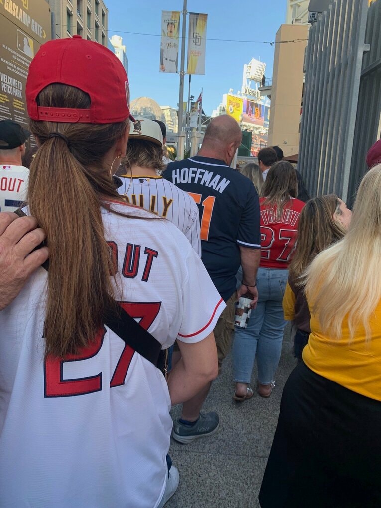 ペトコパーク（パドレスの本拠地）の入場の列。ぱっと見トラウトユニを着てるファンが3名と多い（写真=筆者提供）