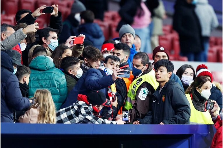 久保建英が“鉄壁アトレティコDF”をミスらせた　今季初ゴール写真に感じる「タケの厄介さ」とは〈撮影者の視点〉(50)