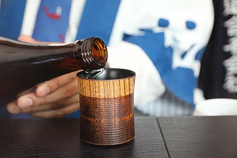 室瀬さんの指導のもと、研修生たちが作った漆の酒器。酒樽や絵馬なども展示した。