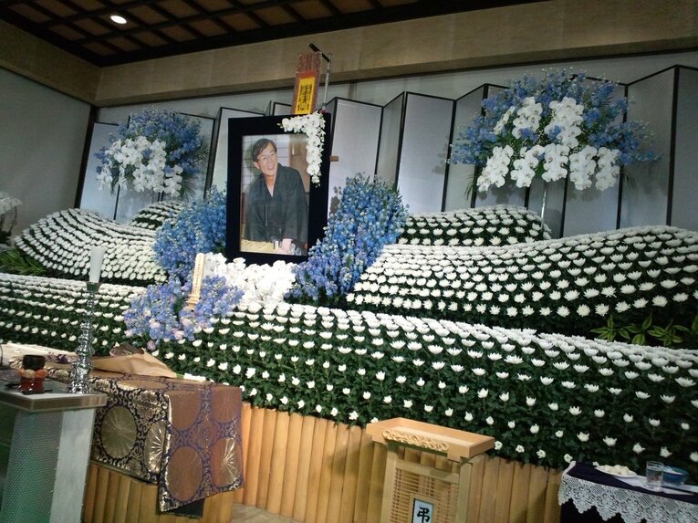 写真は、白菊であしらわれた祭壇。米長が好きな青色にちなんで、デルフィニウムの花が飾られた　©Noboru Tamaru