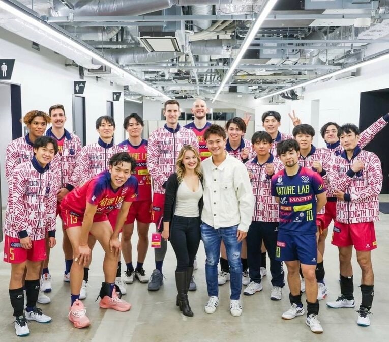 バレーボールSVリーグ・東京グレートベアーズと交流した松山夫妻（本人Instagramより）