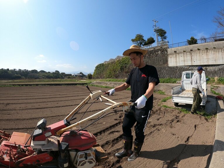 指導者にならないJリーガーは何をする？ 徳永悠平が麦わら帽と長靴姿でスイートコーンを栽培するワケ(13)