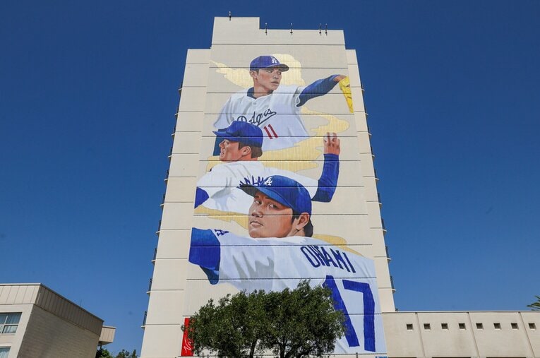 ロサンゼルスの壁画にも登場した大谷翔平、山本由伸、佐々木朗希。ドジャース3投手がそろい踏みしたガーディアンズ戦の投球内容を振り返る ／ photograph by EPA/JIJI PRESS