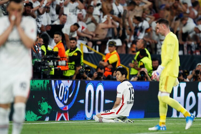 鎌田大地の号泣と“日の丸スパイク”に思い出す4年前の「カタールW杯には絶対出たいですよ」 長谷部誠とのEL優勝写真に“秘められた熱量”とは(66)