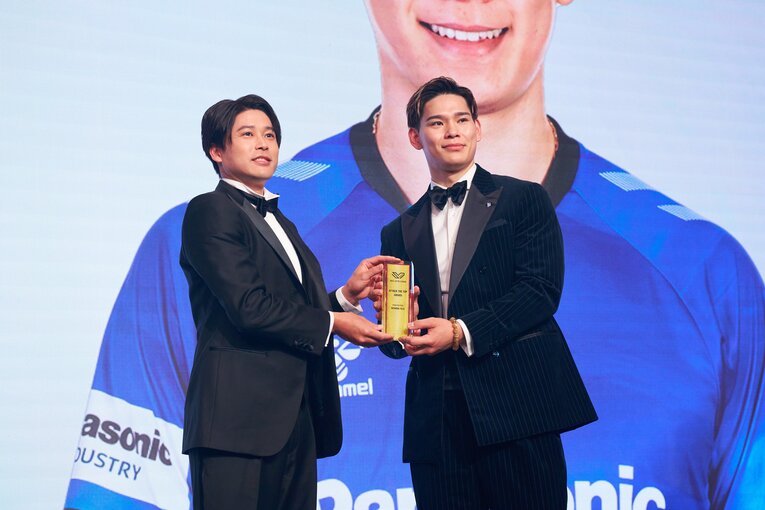 プレゼンターを務めた元サッカー日本代表・内田篤人氏と　©︎SV.LEAGUE