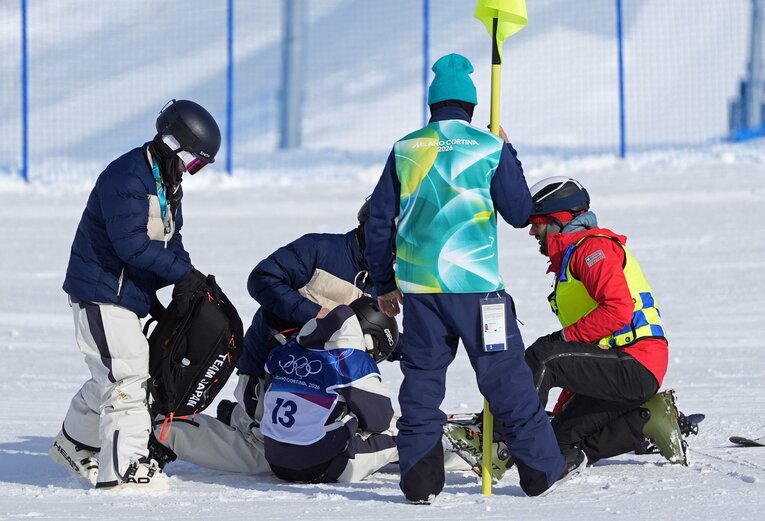 5日の公式練習で転倒した近藤。その後担架で運ばれた　©AFLO