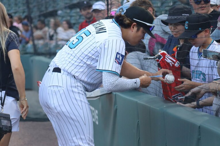 ちびっこファンにサインする村上　©Yuki Yamada