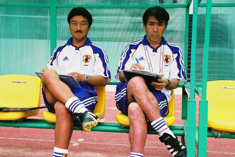 乾真寛コーチ（左）と瀧井敏郎監督／'01年ユニバーシアード北京大会 ／ photograph by JUFA/REIKO IIJIMA