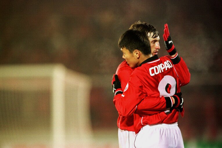 トゥットと交代してピッチに入る福田正博（2001年）©︎Takao Yamada