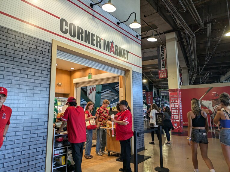 2024年7月…エンゼルス球場で撮影。あの大谷Tシャツ姿のファンが　©Shoko Mizutsugi