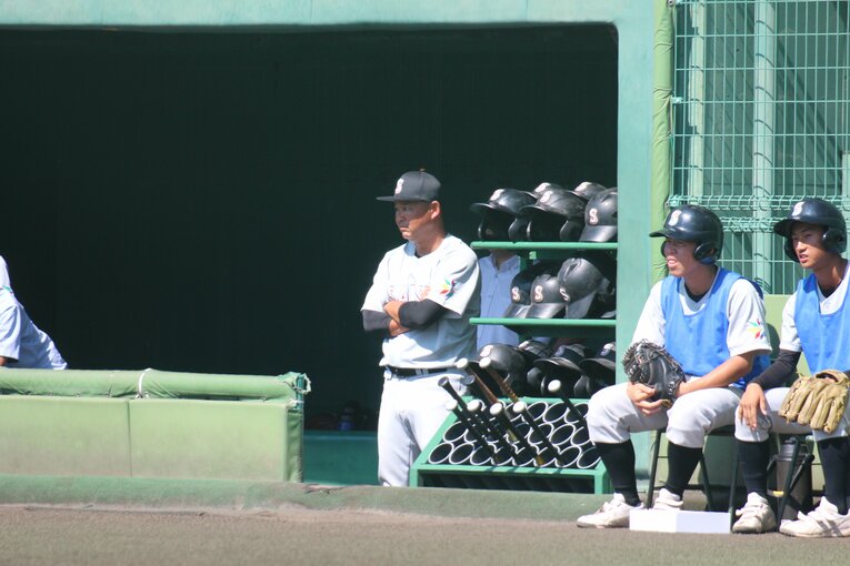 ベンチから試合を見つめる平田監督　©Fumi Sawai