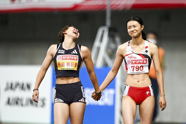 6月の日本選手権レース後は優勝を逃して落胆する田中佑美（富士通）を寺田選手が手を繋いで慰める一幕も　©Asami Enomoto