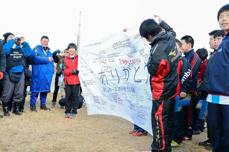 2013年東北人魂のサッカー教室、菅原龍之助は左　©︎Miki Sano