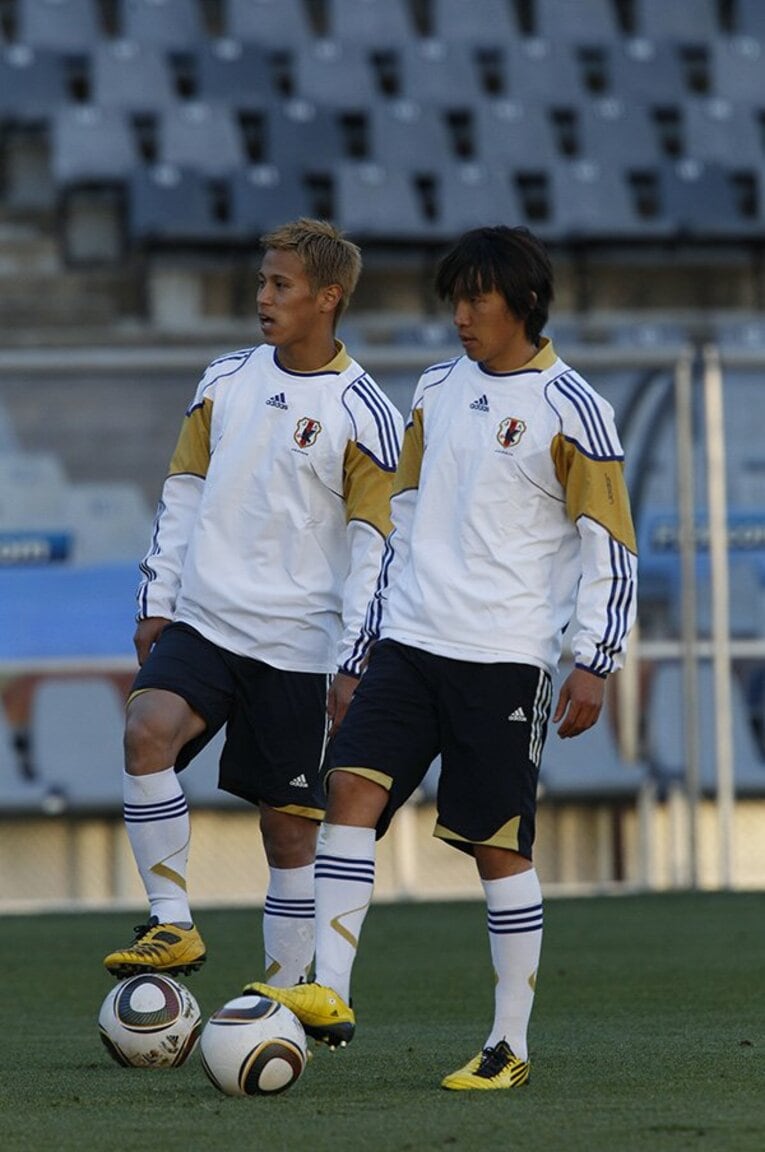 練習でシンクロしている本田圭佑（左）と中村俊輔（2010年ワールドカップ　南アフリカ大会） ／ photograph by JMPA