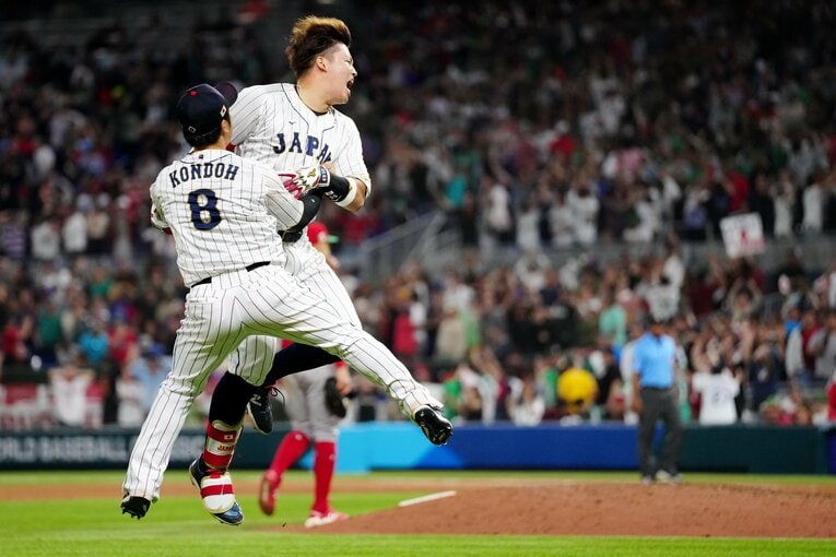 メキシコ戦、サヨナラ打を放った村上　©Getty Images