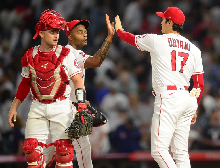 ハイタッチするイグレシアスと大谷。イグレシアスは“特製Tシャツ”を作るなど、大谷への愛情も深かった　©AFLO