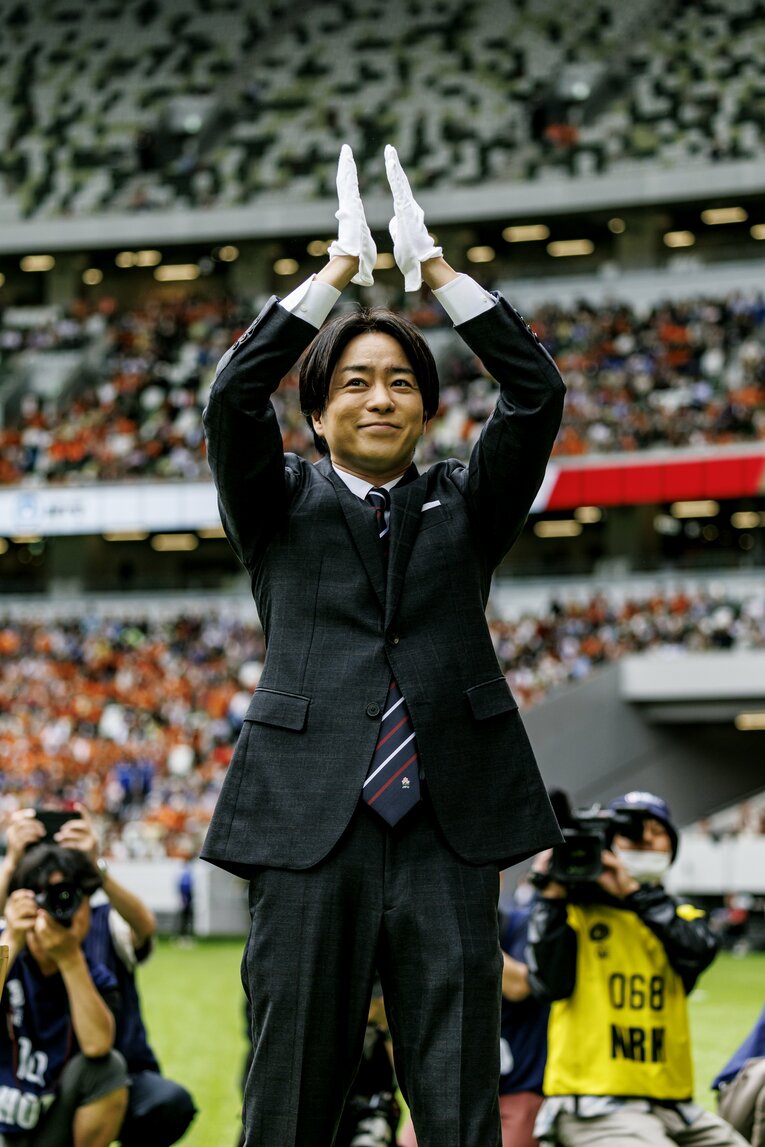 優勝のトロフィーを運ぶ櫻井翔。ジャパンラグビーアンバサダー2023に就任した　©︎Kiichi Matsumoto