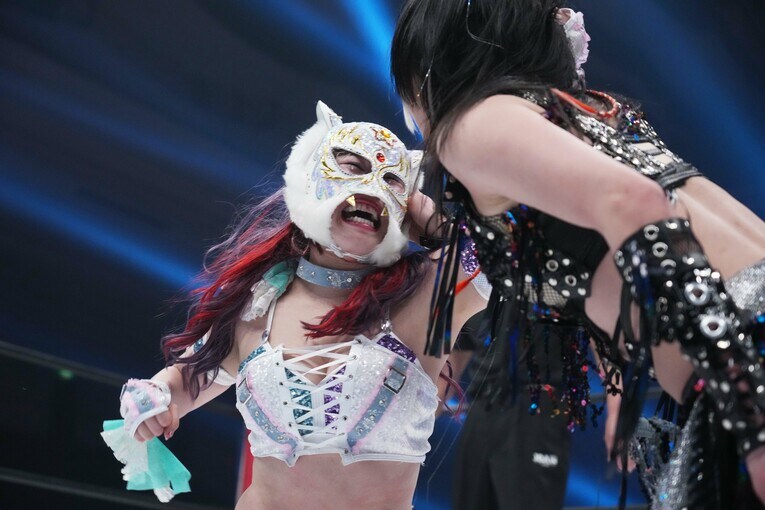 上谷沙弥を殴るスターライト・キッド　©Essei Hara