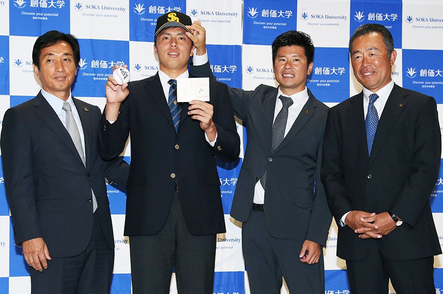 田中正義を送り出す創価大・岸監督。「割と軽く考えてピッチャーにした」<Number Web> photograph by Kyodo News