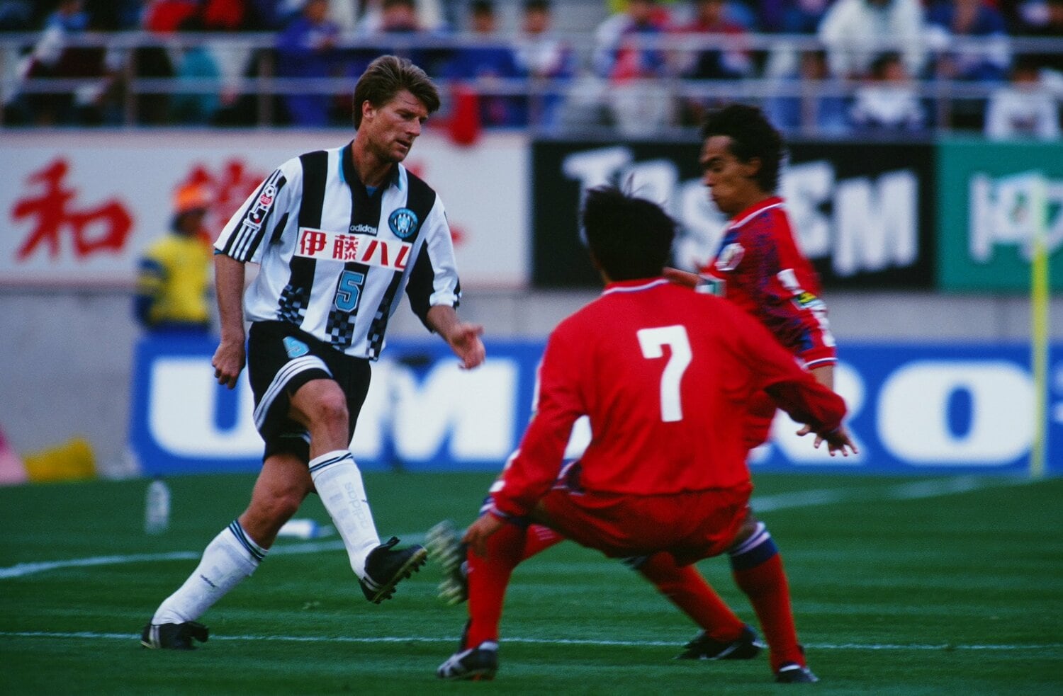 バクスター監督（当時）の要望により実現したデンマーク代表MFミカエル・ラウドルップの加入。同い年の永島とのコンビネーションでJリーグ昇格に貢献した　©︎J.LEAGUE