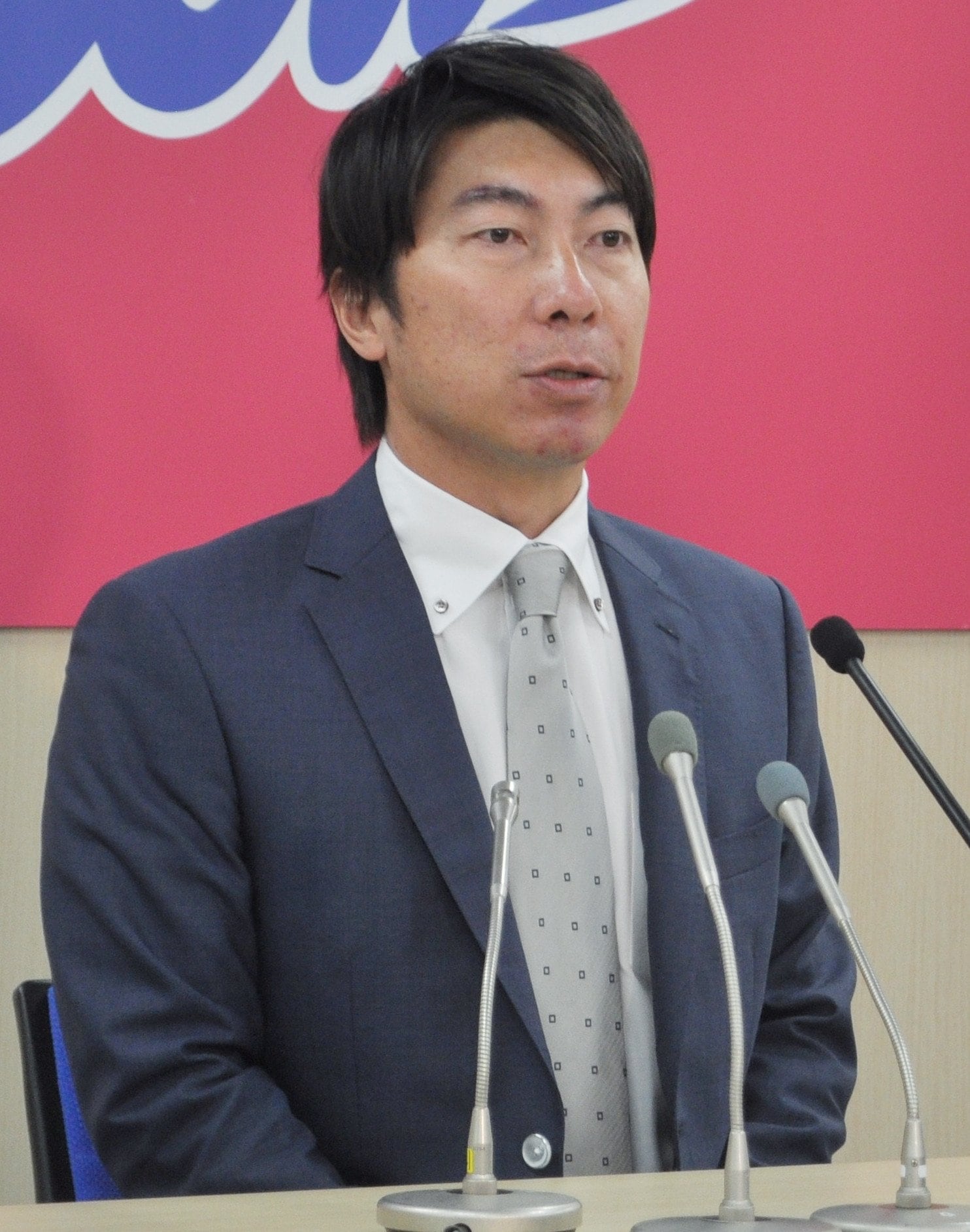 ヤクルトの投手コーチに就任し、抱負を語る高津 ©JIJI PRESS