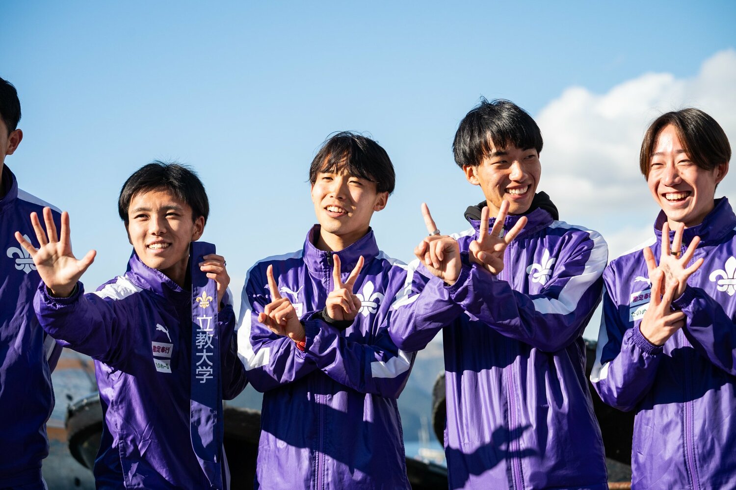 左から5区5位の山本羅生、4区12位の林虎大朗、3区13位の稲塚大祐ら4年生と、2区7位の馬場賢人（3年）　©Nanae Suzuki