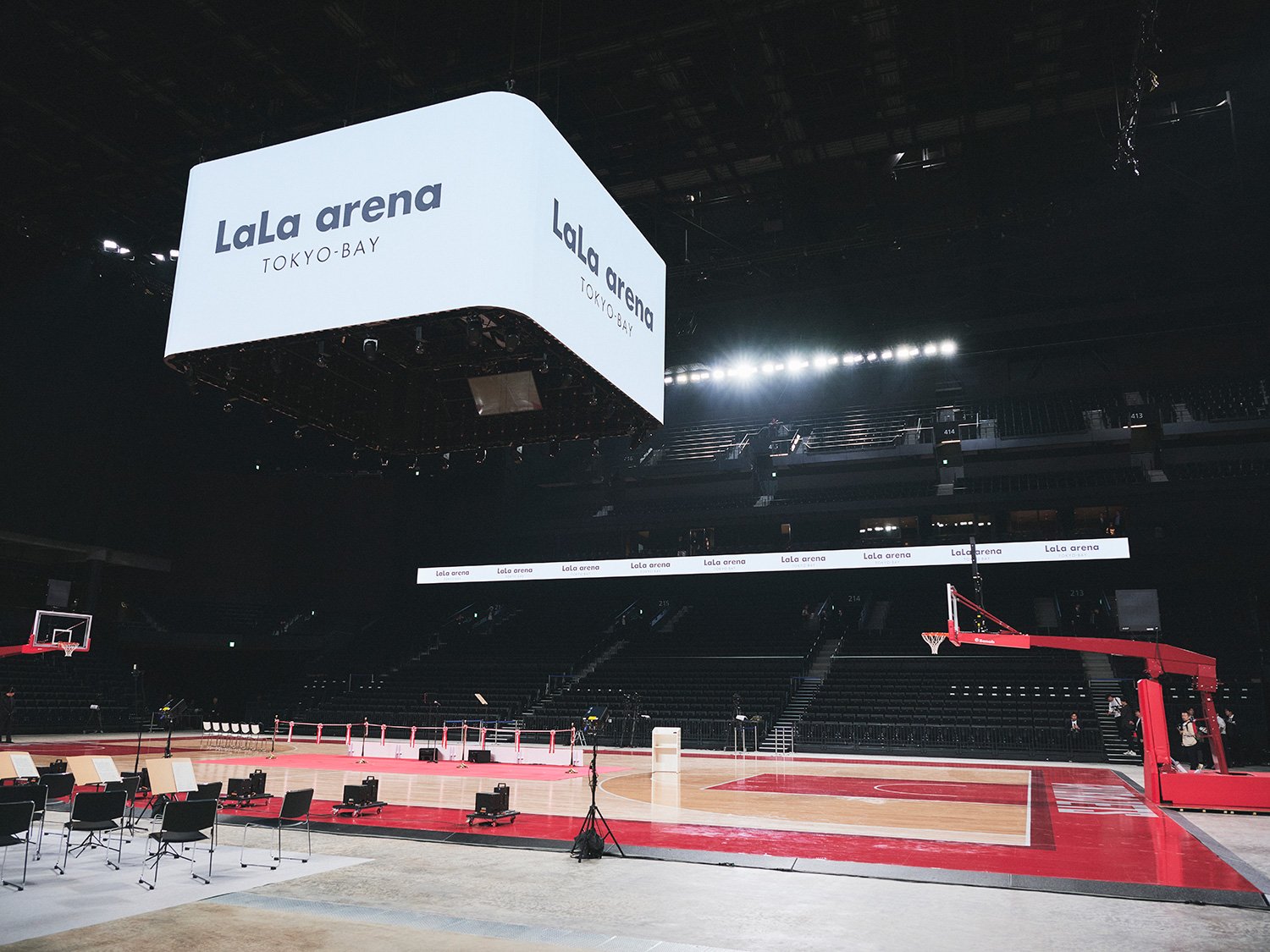 約423インチのセンタービジョンが設置されたアリーナ空間