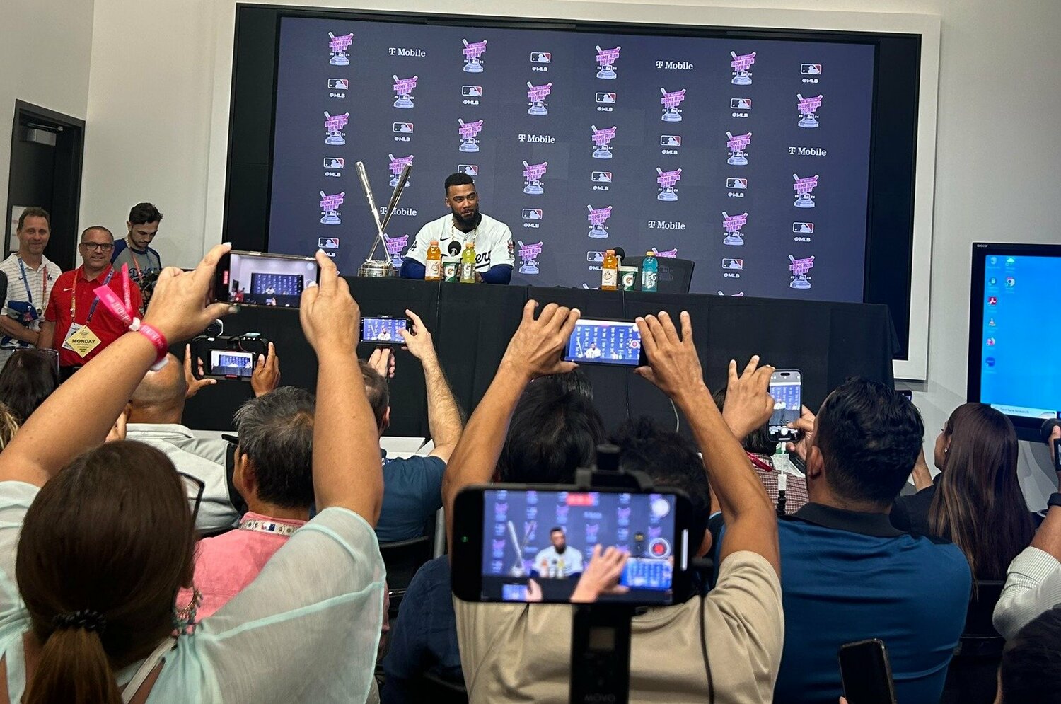 テオスカーの本塁打競争優勝会見の様子　©Naoyuki Yanagihara