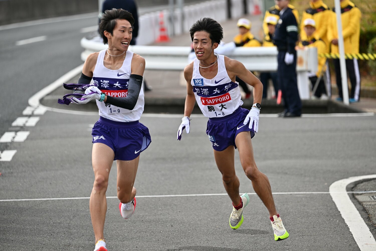 赤星から襷を受け取った花尾。この時点で、青学大とは5分33秒の差がついていた　©Naoya Sanuki