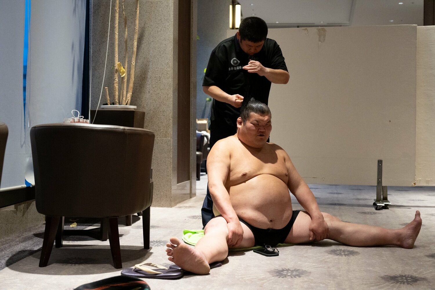 9月場所千秋楽打ち上げパーティー。自身の引退断髪式に向け、大銀杏を結う越ノ龍【断髪式1枚目／全5枚】　©Miki Fukano