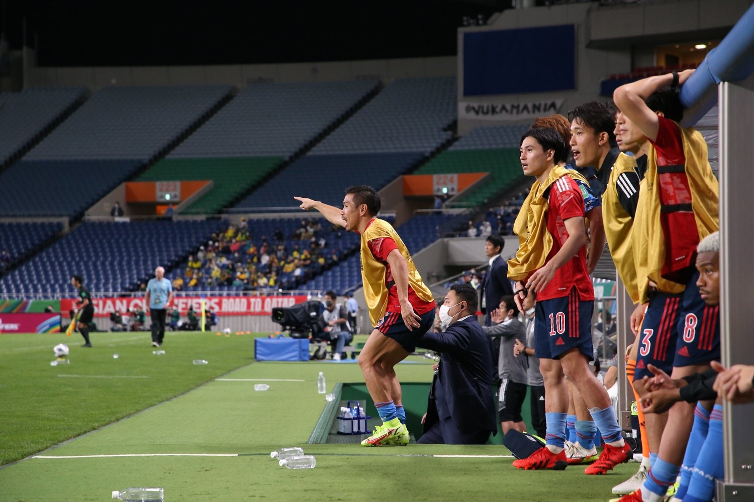 長友佑都は交代後もベンチから飛び出して仲間たちに声をかけ続けた　©AFLO