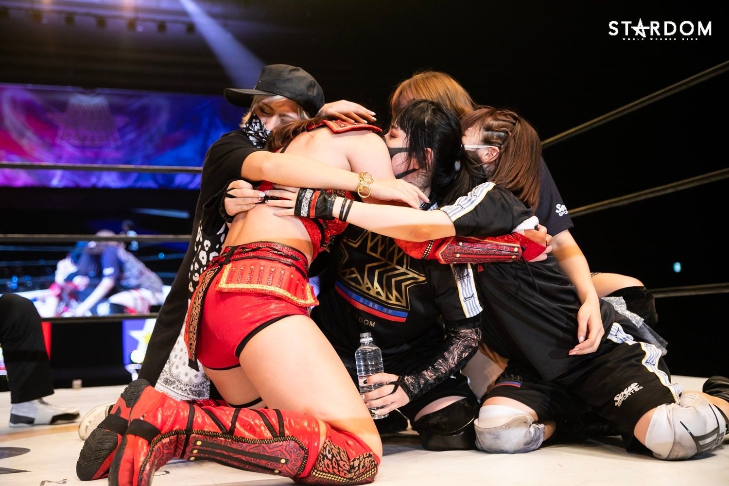 リーグ戦優勝を決め、仲間たちと喜ぶ朱里　©STARDOM