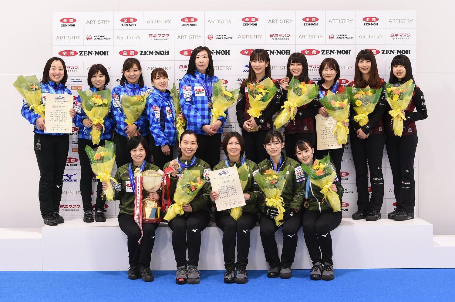 表彰台に登った3チームは北海道銀行(手前)、ロコ・ソラーレ(左)、中部電力(右) ©JCA IDE