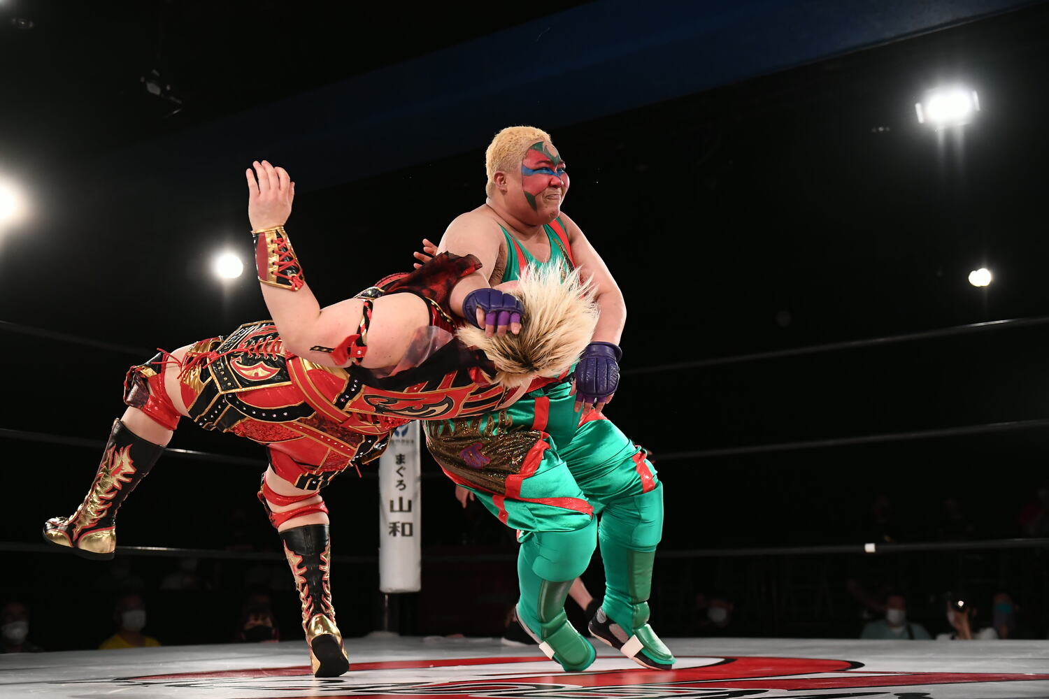 試合でのアジャコング（手術前）　©OZアカデミー