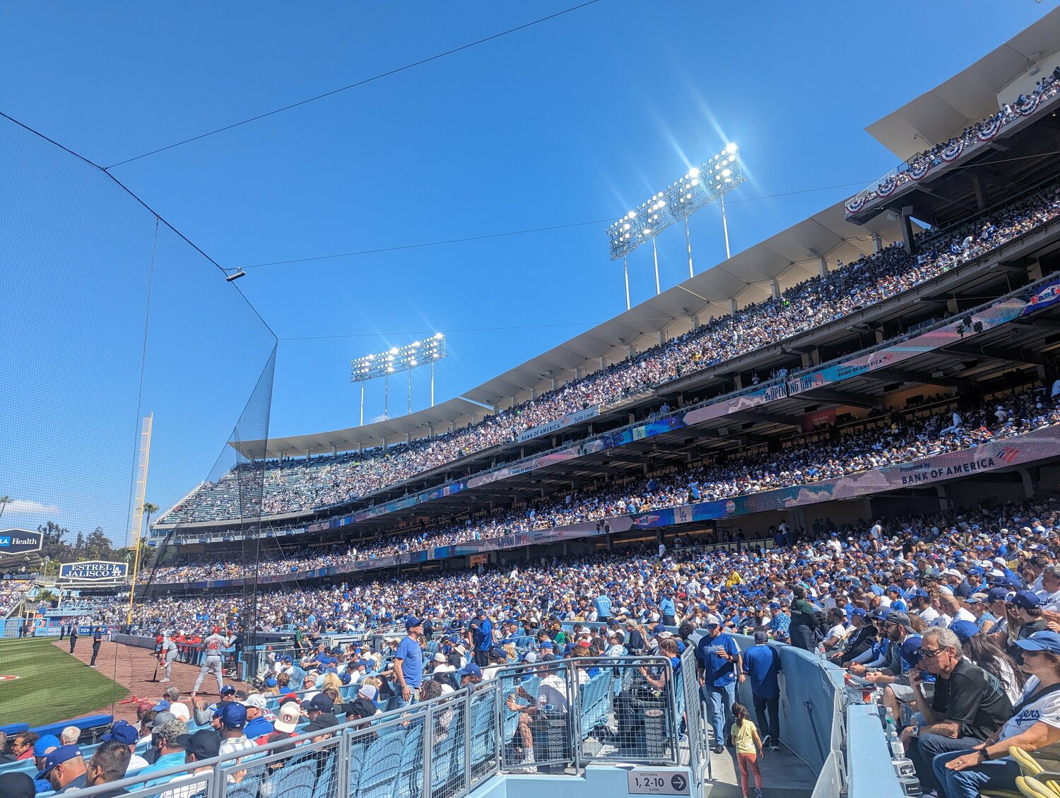 試合開始直前からドジャースタジアムは既に満員の大観衆　©Aki
