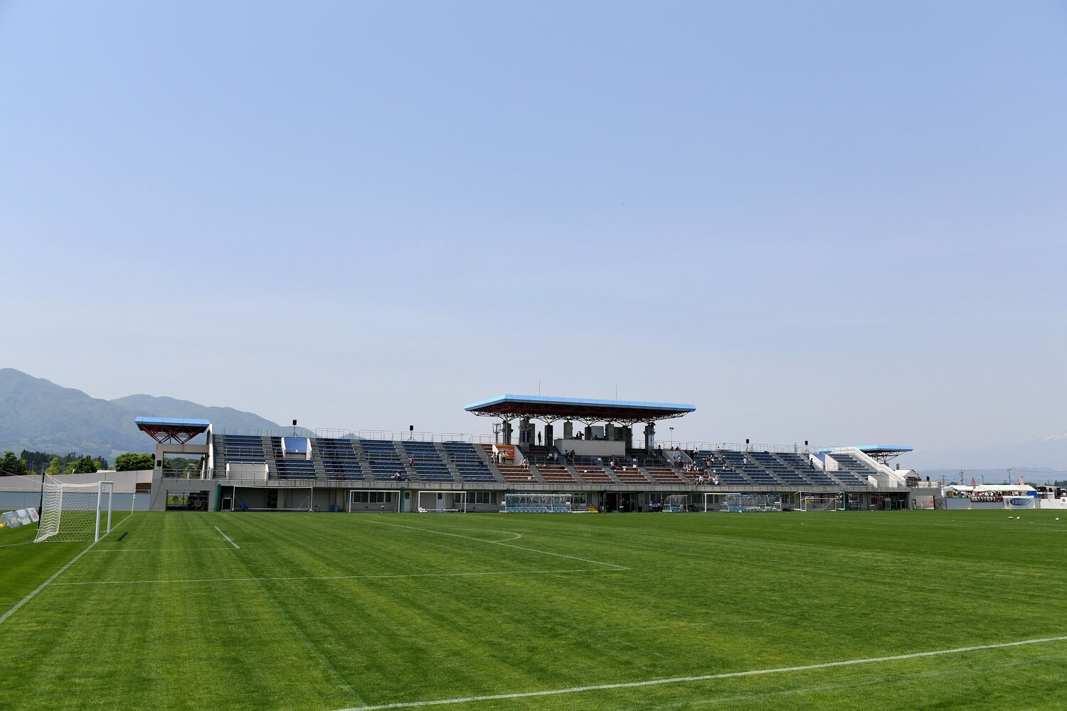 いわぎんスタジアムのピッチとメインスタンド　©Masashi Hara - JL/Getty Images for DAZN