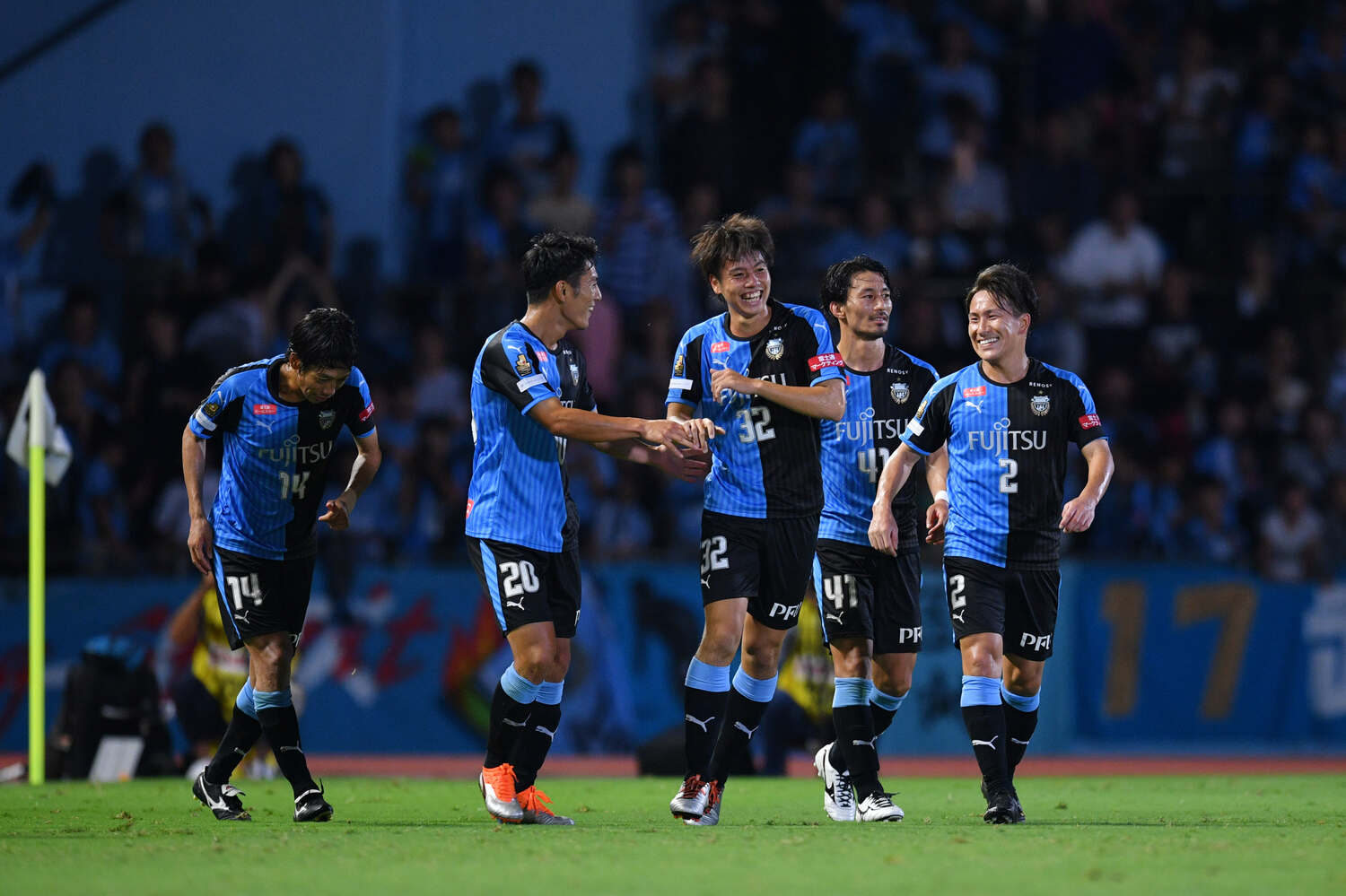 2018年Jリーグデビュー戦でゴールあげあた田中碧（32番）。左端に中村憲剛の姿も　©︎AFLO