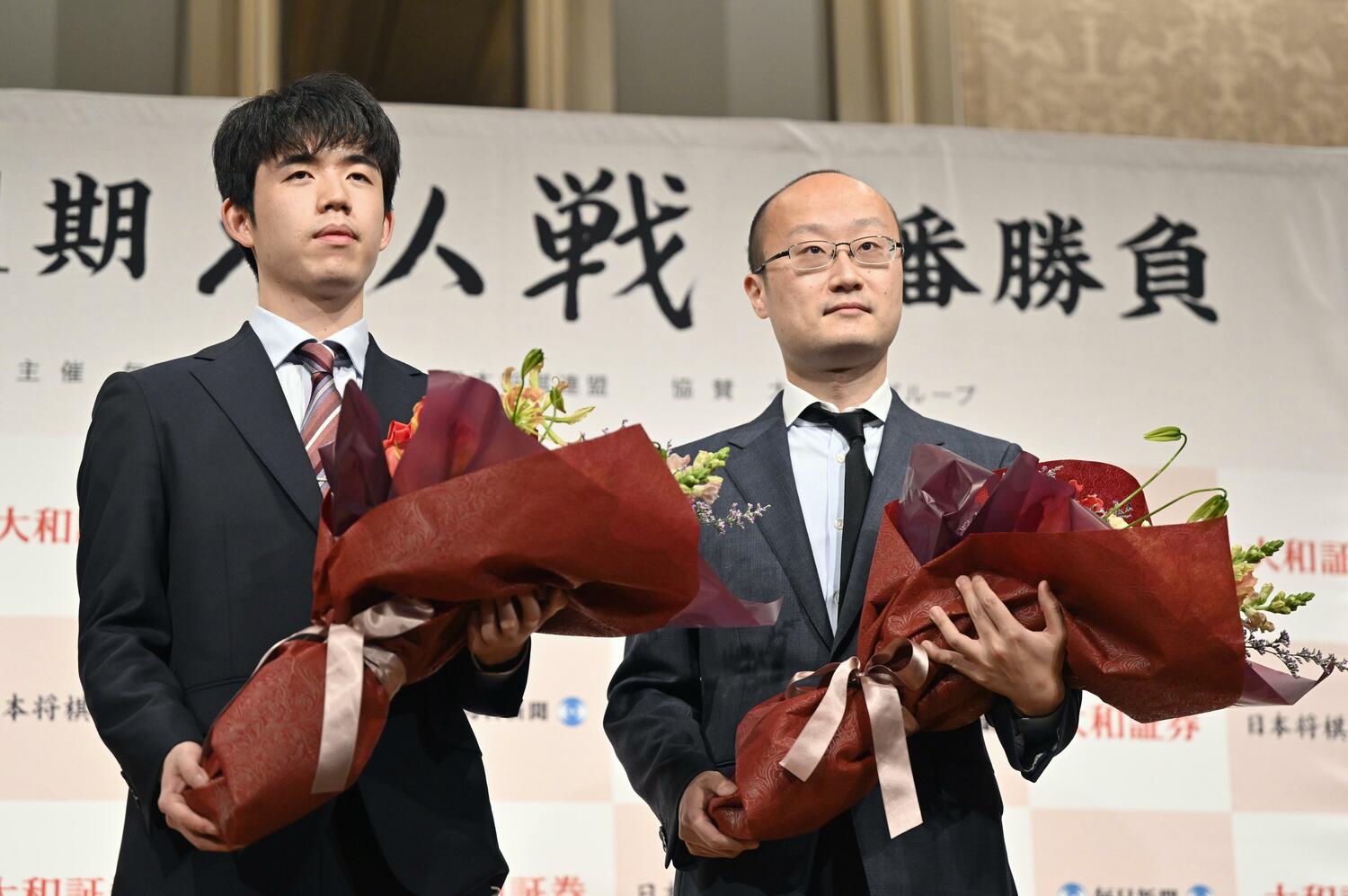 前夜祭での両者　©Kyodo News