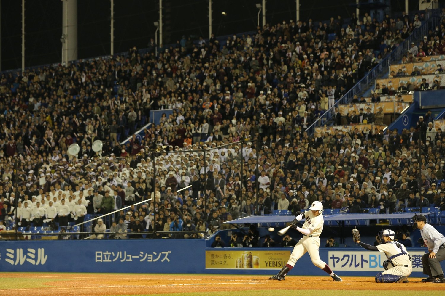 4年前、春の東京都大会決勝戦、早稲田実―日大三。延長12回、18－17で早実がサヨナラ勝ち（22時6分終了）。清宮幸太郎（3年）は2本塁打の活躍で2万人の観衆の期待に応えた　©Sankei Shimbun